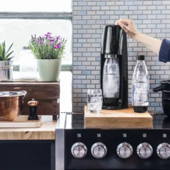 Sodastream Wassersprudler EASY Incl. PET-Flasche 1 L Und 1 Co²-Kohlensäurezylinder, Schwarz 24 Sodastream Wassersprudler EASY Incl. PET-Flasche 1 L Und 1 Co²-Kohlensäurezylinder, Schwarz -Brutzellust Verkaufsgeschäft 1c19488ceb56feaf026fefe640ea9aa0