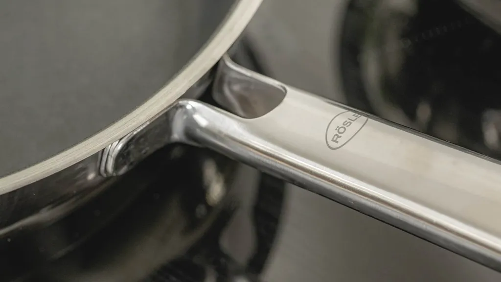 Rösle RÖSLE ELEGANCE Bratpfanne Ø 28 Cm, Edelstahl 18/10, Universalpfanne Mit Antihaftversiegelung ProPlex, Spülmaschinen-, Backofen- Und Induktionsgeeignet 4 Rösle RÖSLE ELEGANCE Bratpfanne Ø 28 Cm, Edelstahl 18/10, Universalpfanne Mit Antihaftversiegelung ProPlex, Spülmaschinen-, Backofen- Und Induktionsgeeignet – Bild 4