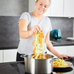 Rösle RÖSLE Basic Line Kochtopf Ø 24 Cm, Edelstahl 18/10, Mit Schüttrand Und Glasdeckel, Spülmaschinen- Und Induktionsgeeignet -Brutzellust Verkaufsgeschäft 728fb89b214451cad3ed7cb0cd30e649