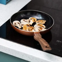 Nuovva Kupfer Bratpfanne - Keramische Antihaftbeschichtung - Holzgriff Bratpfanne - Ø 24 Cm Induktion - PTFE-frei 13 Nuovva Kupfer Bratpfanne - Keramische Antihaftbeschichtung - Holzgriff Bratpfanne - Ø 24 Cm Induktion - PTFE-frei -Brutzellust Verkaufsgeschäft 87fec4fd01d368a61f3f6b91b72dd3e2