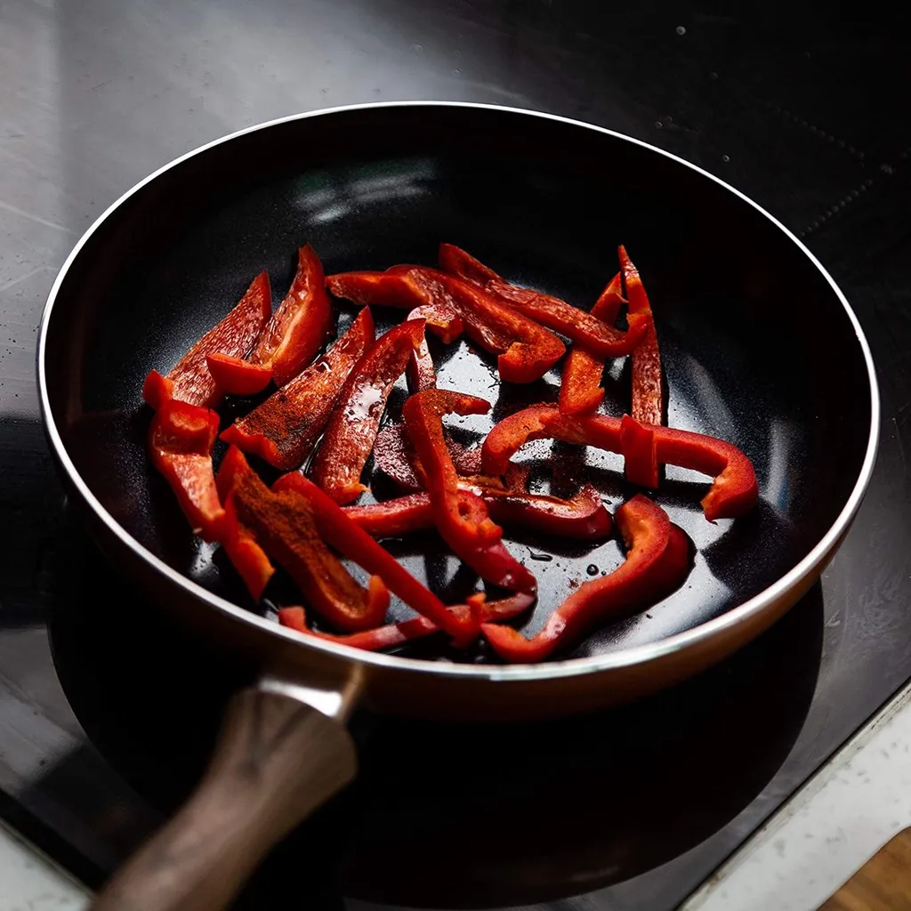 Nuovva Kupfer Bratpfanne - Keramische Antihaftbeschichtung - Holzgriff Bratpfanne - Ø 24 Cm Induktion - PTFE-frei 4 Nuovva Kupfer Bratpfanne - Keramische Antihaftbeschichtung - Holzgriff Bratpfanne - Ø 24 Cm Induktion - PTFE-frei – Bild 4