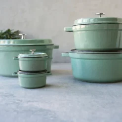 STAUB Cocotte Rund 28 Cm Salbei 15 STAUB Cocotte Rund 28 Cm Salbei -Brutzellust Verkaufsgeschäft b0306b3cc62360fb345968c69ee5e3e8