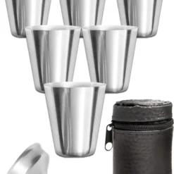 Outdoor Saxx® - 8-Teiliges Edelstahl-Becher Set, 6 Unzerbrechliche Schnaps-Becher, Schnaps-Gläser Aus Metall, Metall-Becher Mit Einfüll-Trichter Und Leder-Tasche, Ideales Flachmann-Zubehör