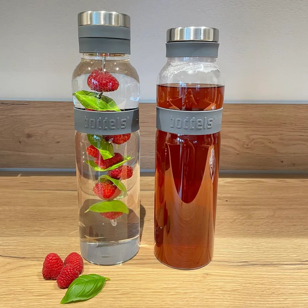 2er Set Glaskaraffen Mit Deckel - BODDELS SUND Wasserkaraffe Mit Fruchtspieß Und Filter 1,1L Anthrazit 2 2er Set Glaskaraffen Mit Deckel - BODDELS SUND Wasserkaraffe Mit Fruchtspieß Und Filter 1,1L Anthrazit – Bild 2