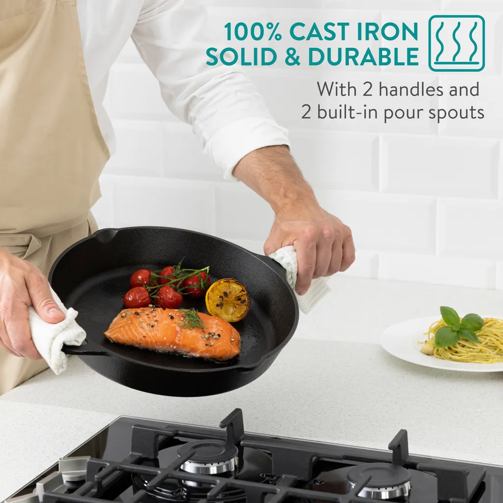 Navaris Gusseisenpfanne - 30 Cm Groß - Eingebrannte Feuerfeste Gusseisen Pfanne Mit Doppelgriff - Ölgießer Für Den Grill Gasgrill Ofen 3 Navaris Gusseisenpfanne - 30 Cm Groß - Eingebrannte Feuerfeste Gusseisen Pfanne Mit Doppelgriff - Ölgießer Für Den Grill Gasgrill Ofen – Bild 3